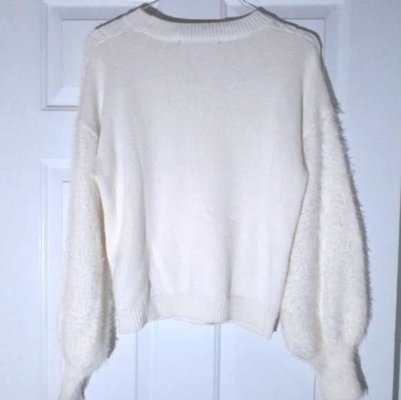 Marc New York  Andrew Marc Ivory knit fuzzy sleeves crew neck sweater, size Med - Picture 4 of 13